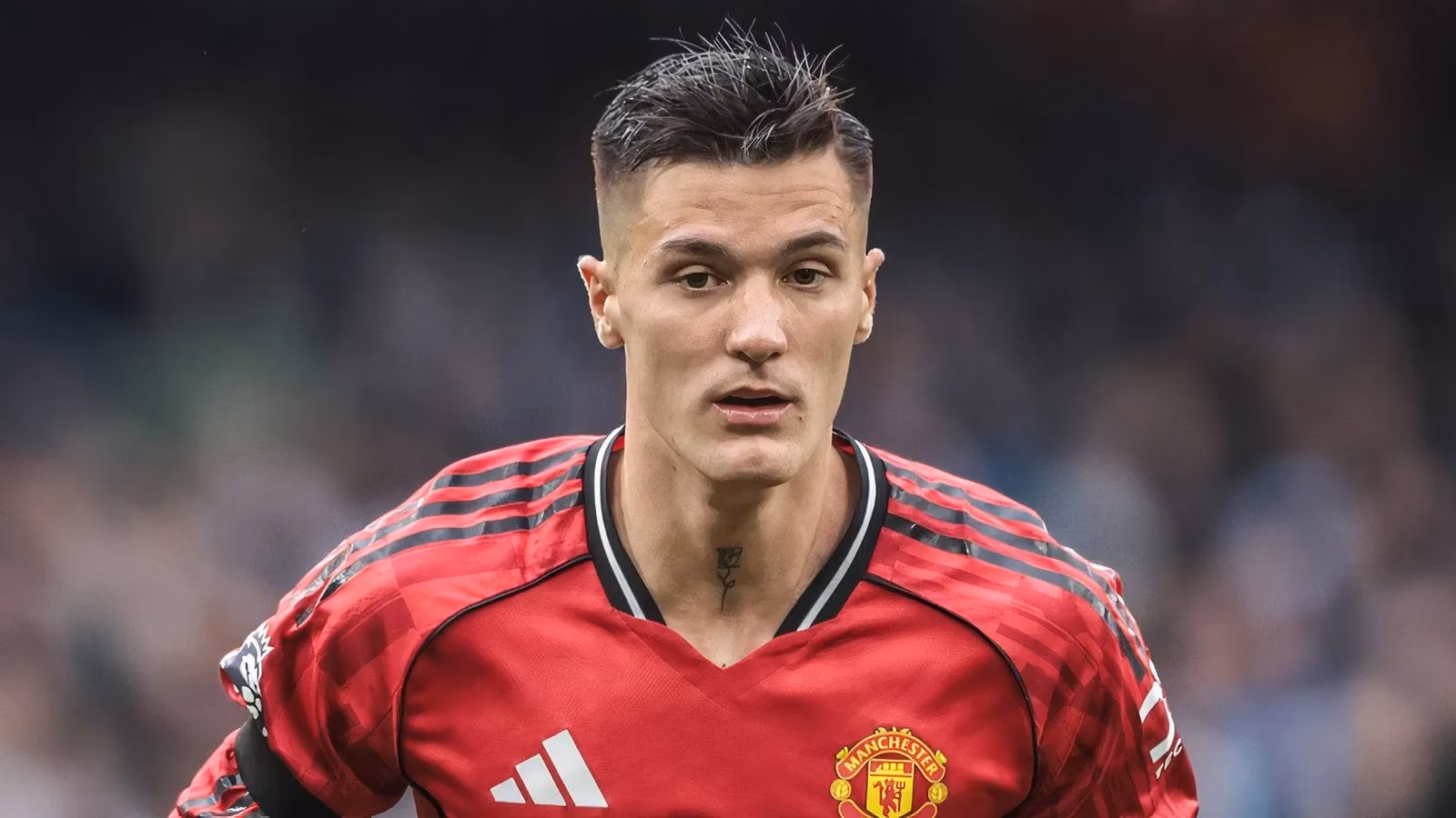 benjamin-sesko-suffers-knee-injury-as-manchester-united-salvage-late-draw-against-tottenham-image-0