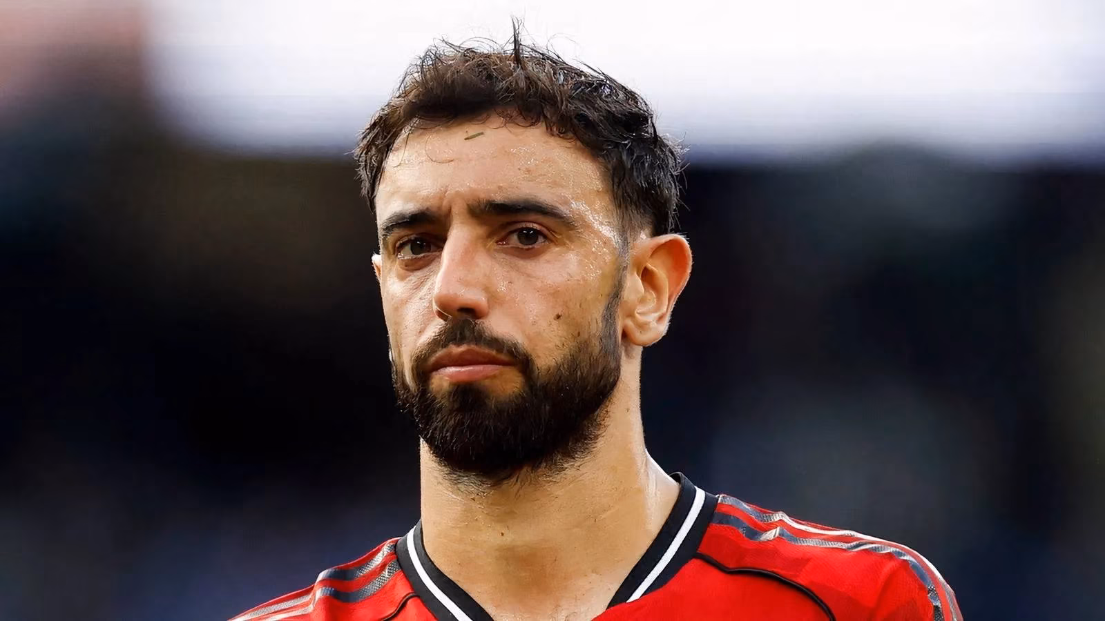 manchester-united-s-midfield-crisis-deepens-as-bruno-fernandes-injury-assessment-continues-image-0